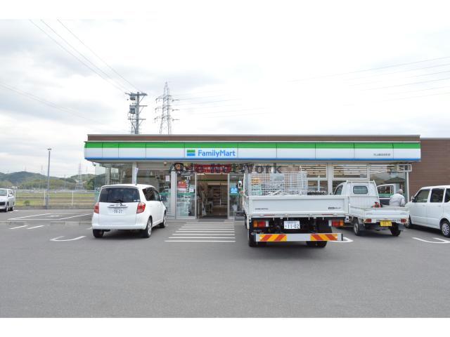 コンビニ　ファミリーマート犬山楽田本町店（コンビニ）まで637m