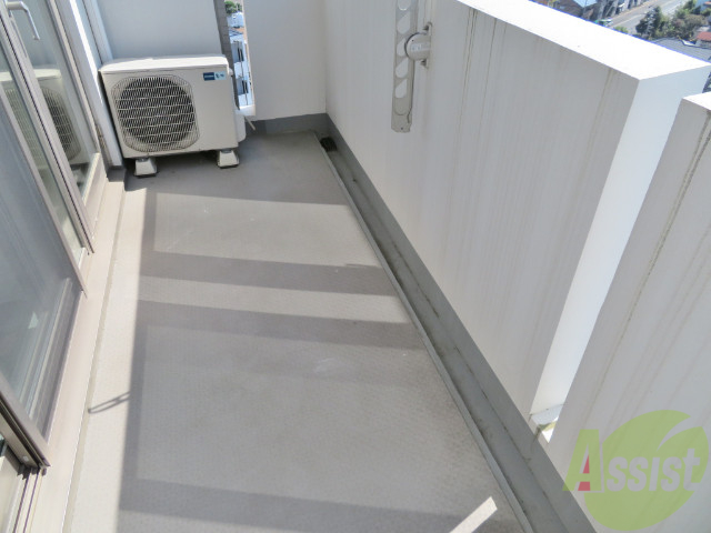 バルコニー　ベランダも広々してます。洗濯物など干せますよ。