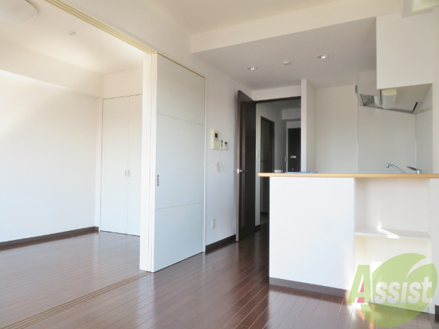 居室・リビング　白を基調とした明るくて清潔感のあるお部屋ですよ。