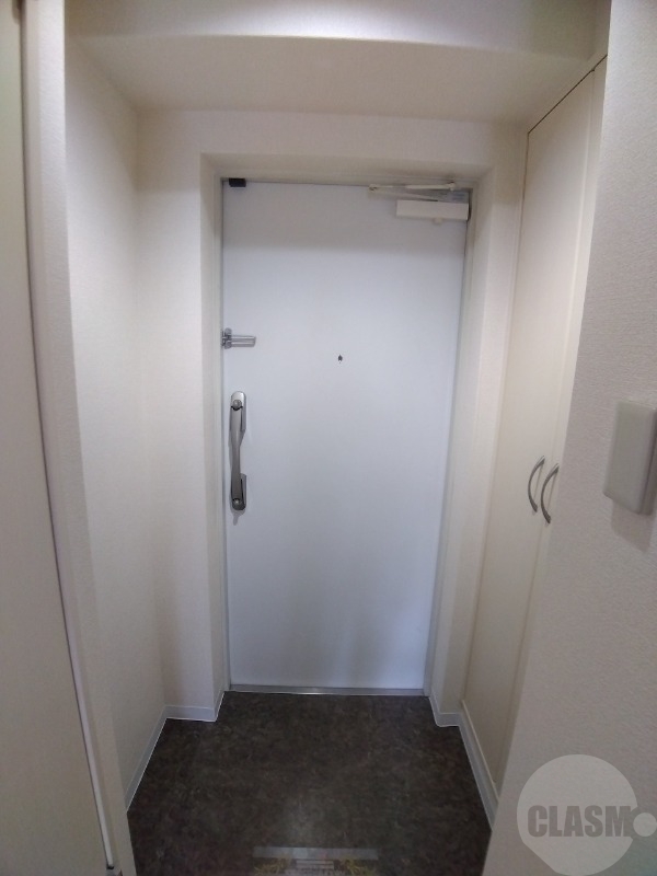 玄関　玄関部分となっております。