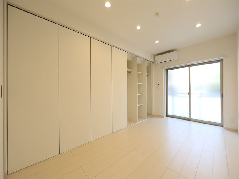 居室・リビング　洋室8.8帖　クローゼット付（収納充実してます）　同仕様写真