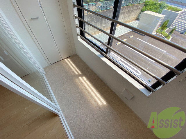 バルコニー　サンルームです。ここで洗濯物が干せますね。これは嬉しい。