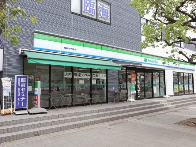コンビニ　ファミリーマート横浜中川中央店（コンビニ）まで285m
