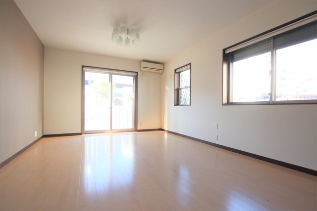 居室・リビング　エアコンと照明器具、ロールスクリーンは設備ではありません