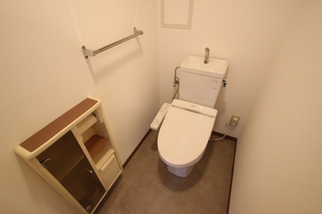 トイレ　別号室の参考写真です。