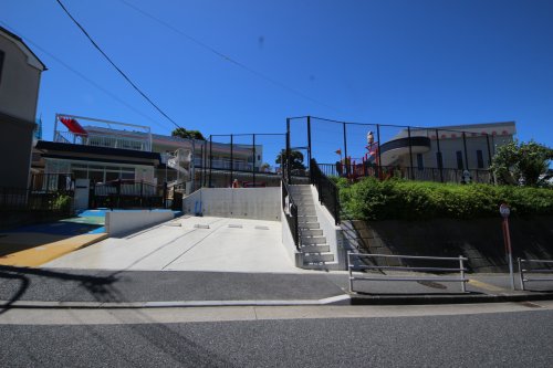幼稚園・保育園　浦賀こども園（幼稚園・保育園）まで487m