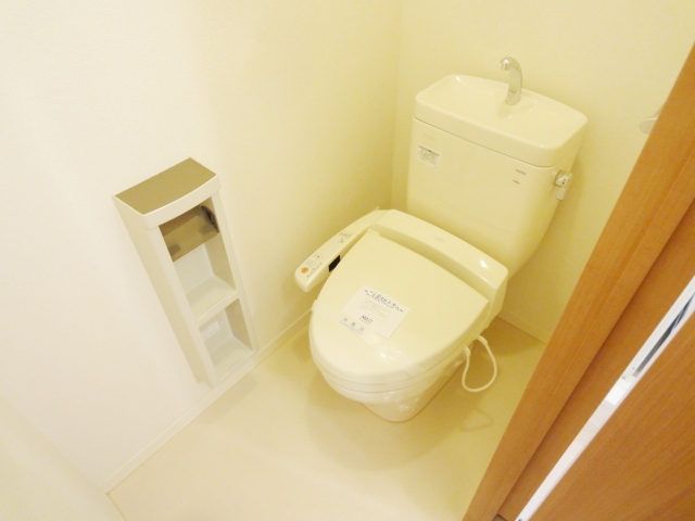 トイレ　写真は別号室のものです。