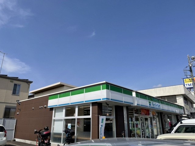 コンビニ　ファミリーマート（コンビニ）まで600m