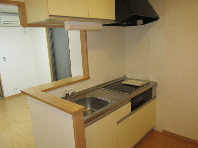 キッチン　３口のＩＨコンロ、グリル付でお料理もら～く楽。窓で換気もＯＫ