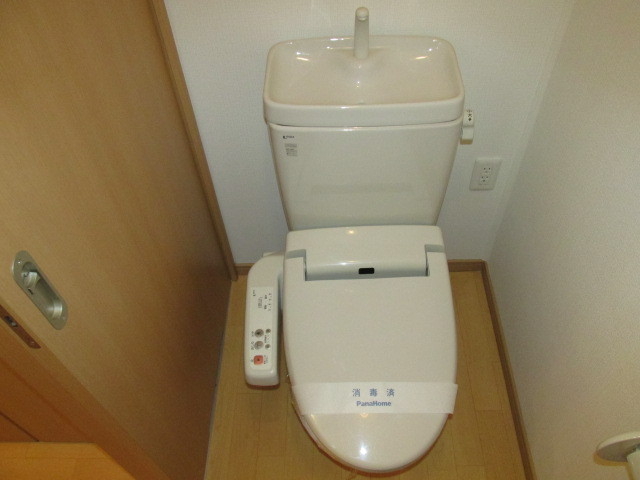 トイレ　ウォシュレットつきのきれいなトイレです