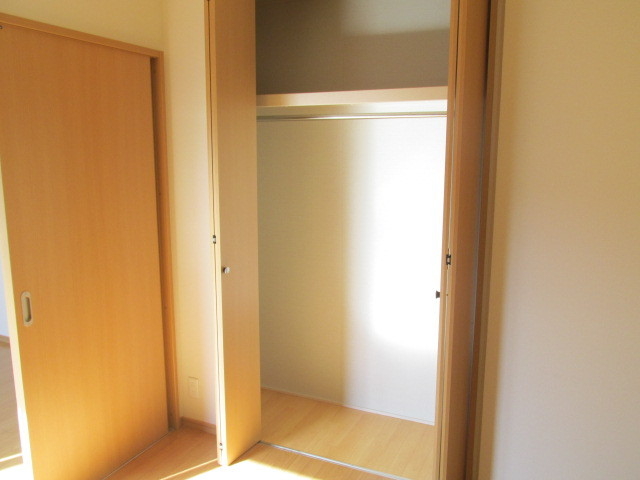 収納　ハンガーパイプ付で洋服の収納も楽々です。２段式で収納便利