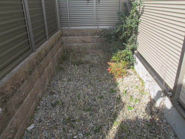 バルコニー　洗濯物多くてもこの広さなら十分でしょう。