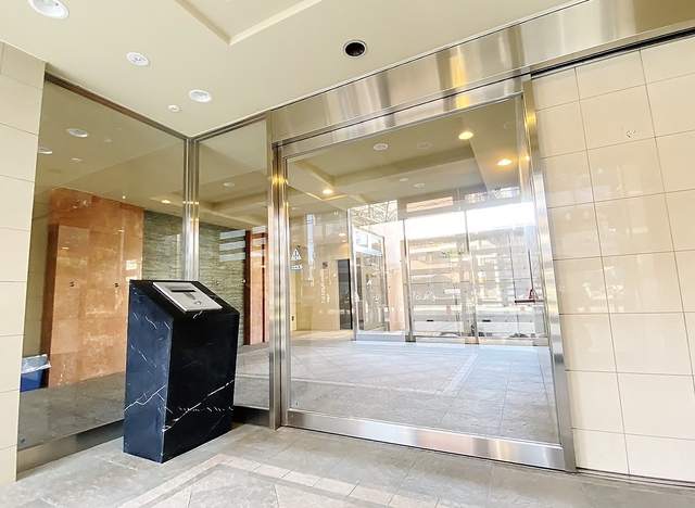 エントランス　ＴＶモニターホン対応オートロック・防犯カメラ