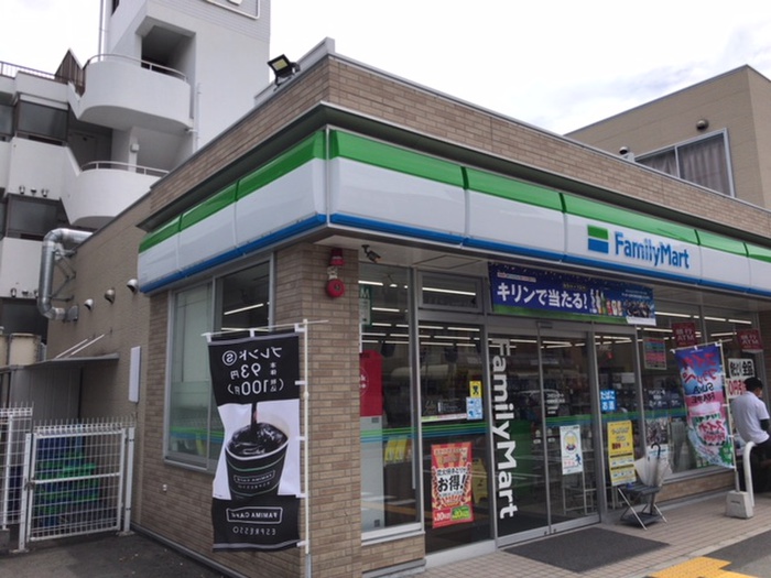 コンビニ　ファミリーマート（コンビニ）まで130m