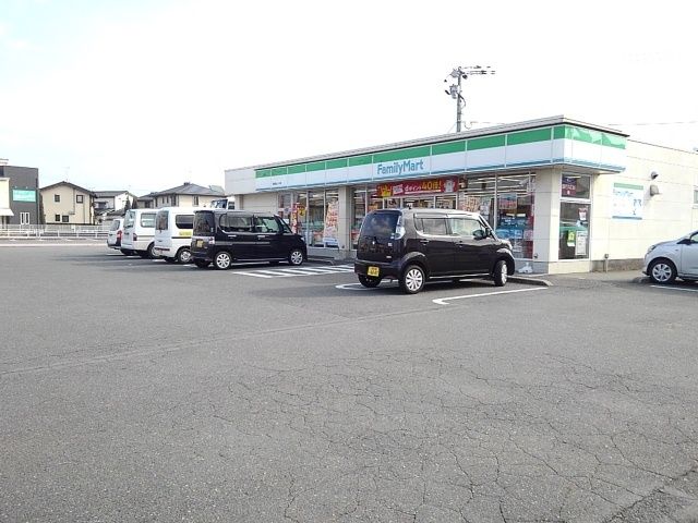 コンビニ　ファミリーマート（コンビニ）まで470m