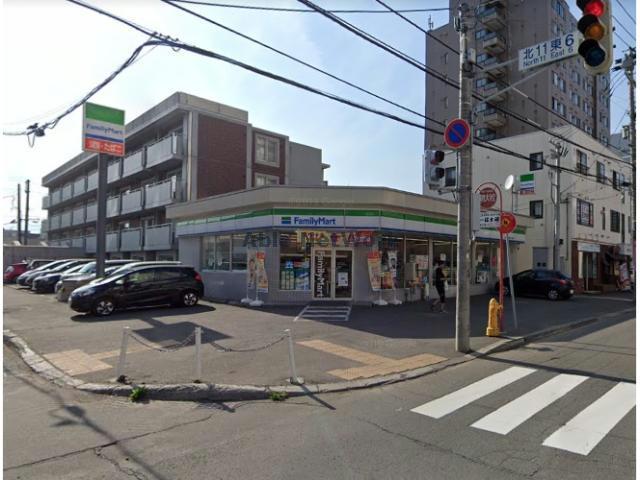 コンビニ　ファミリーマート札幌北11条東6丁目店（コンビニ）まで369m