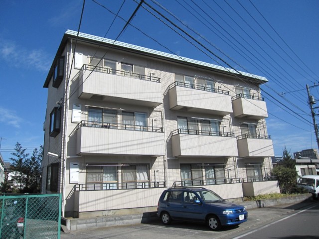 建物外観　鉄骨造　３階建て　前面公園のため陽当たり良好です！