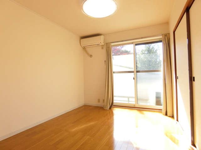 居室・リビング　陽当りがよく、日中暖かいお部屋が望めます
