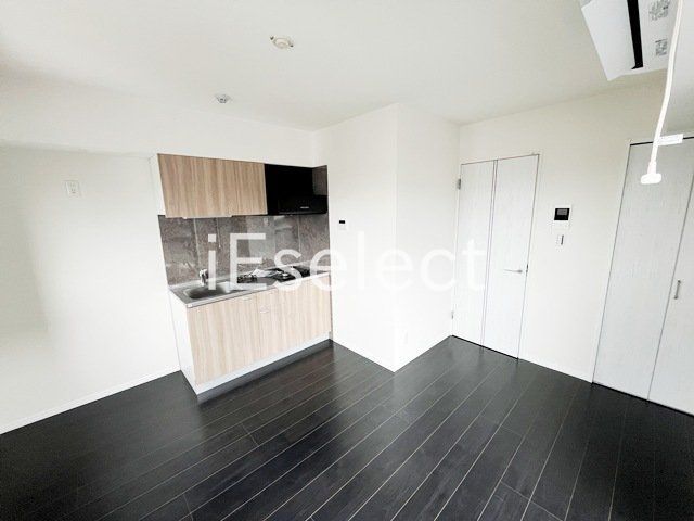 居室・リビング　お部屋に収納があるので広々使えますね