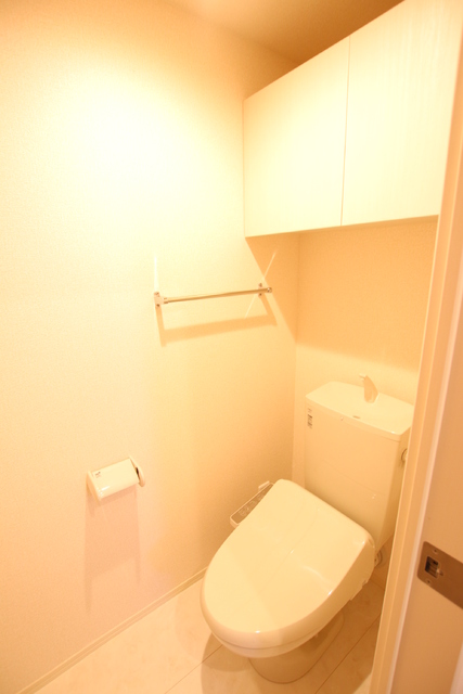 トイレ　温水洗浄便座付きのトイレです♪