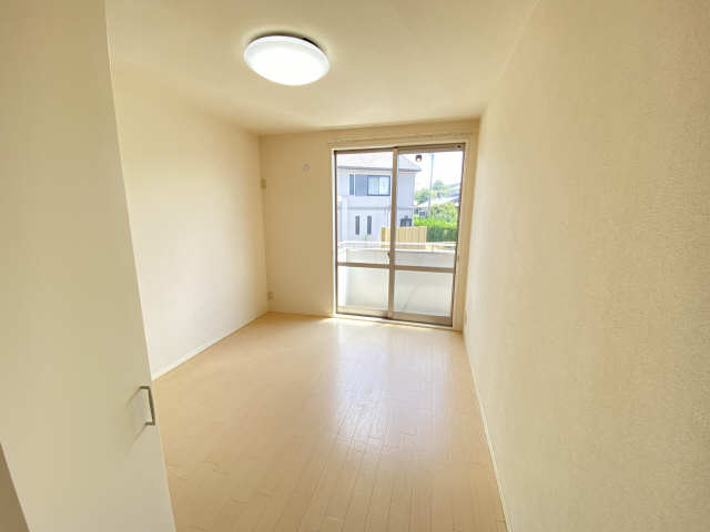 その他部屋・スペース　寝室もしっかり６帖ありベッドの設置も楽々です。