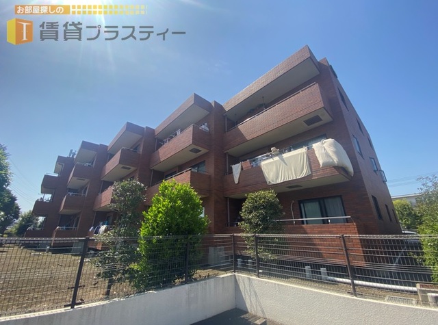 建物外観　ヴィンテージ感漂う総タイル貼りマンション。ネット使用料不要。