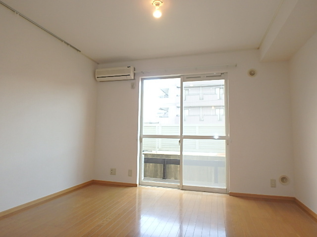 居室・リビング　正方形で使いやすいお部屋ですよ。