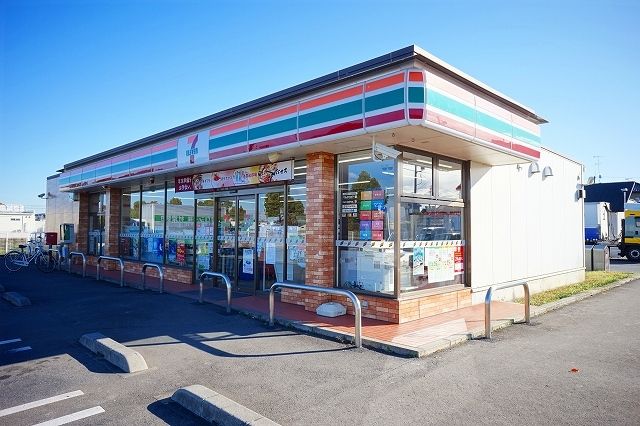 コンビニ　セブンイレブン（コンビニ）まで790m