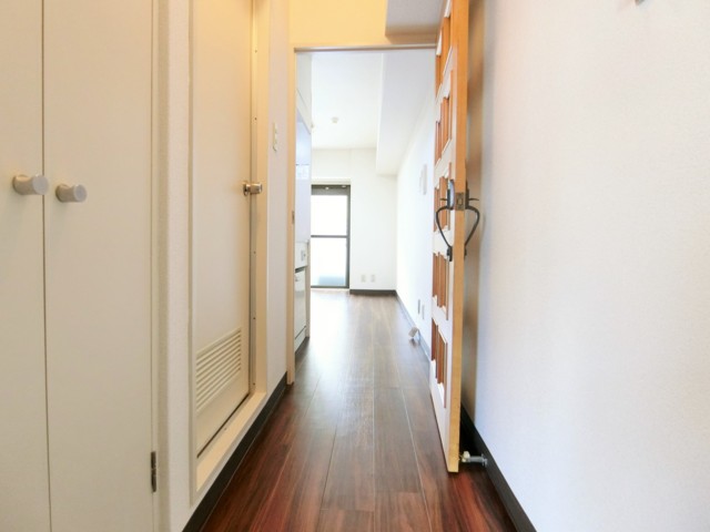 玄関　落ち着いた床も素敵です