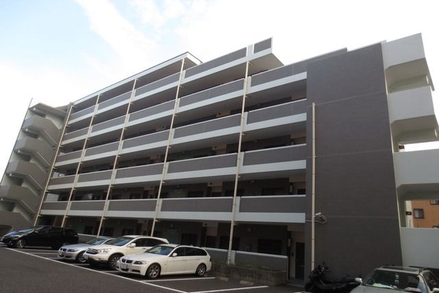 建物外観　駅前の商店街に面すRCマンション。