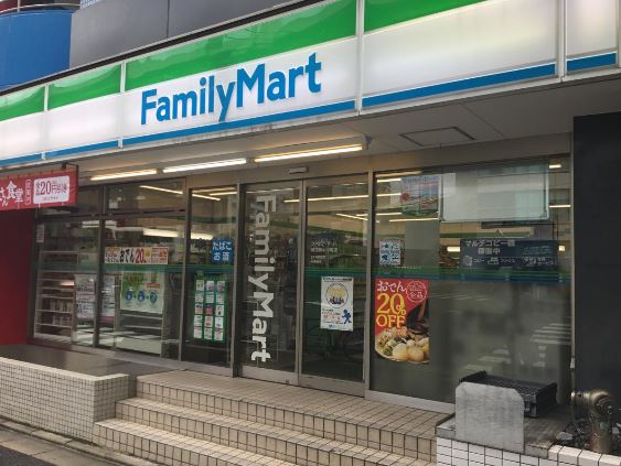 コンビニ　ファミリーマート 新宿新小川町店（コンビニ）まで216m