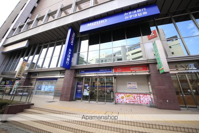 銀行　（株）みずほ銀行／多摩支店（銀行）まで329m