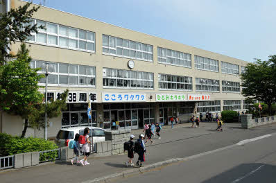 小学校　札幌市立西小学校（小学校）まで646m