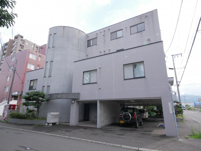建物外観　駐車場はピロティです♪