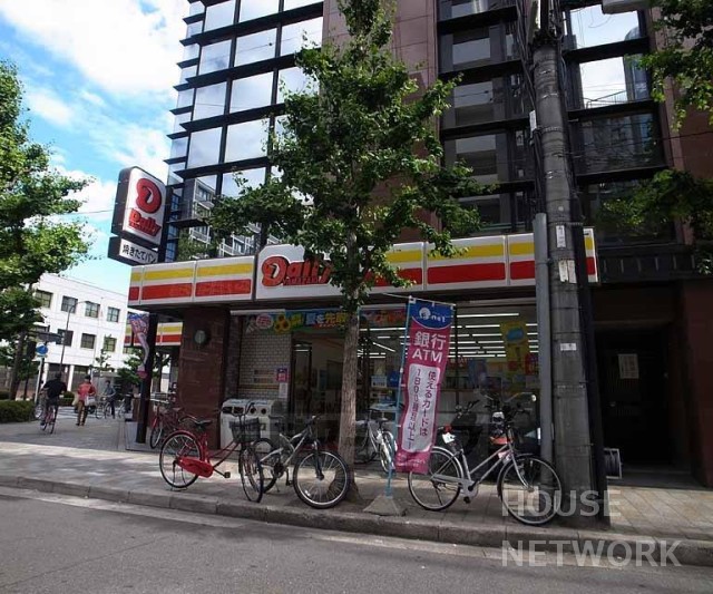コンビニ　デイリーヤマザキ河原町二条店（コンビニ）まで59m