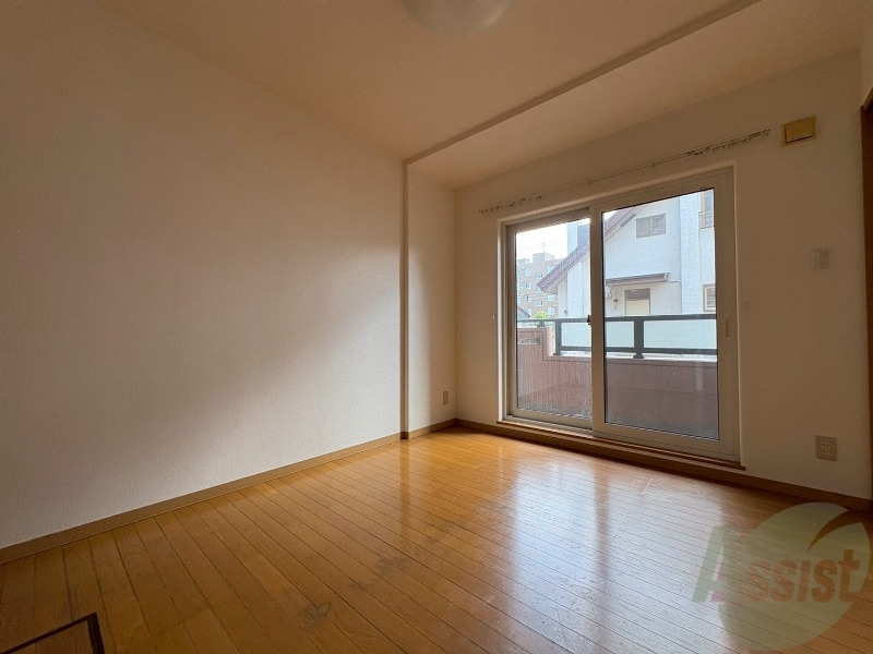 その他部屋・スペース　こちらのお部屋は光が差し込む、温かみのあるお部屋です。