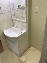 トイレ　嬉しい独立洗面台付き。