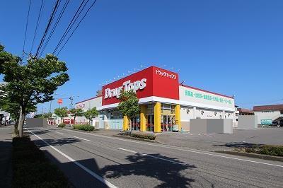 ドラックストア　ドラッグ・トップス小針店（ドラッグストア）まで676m