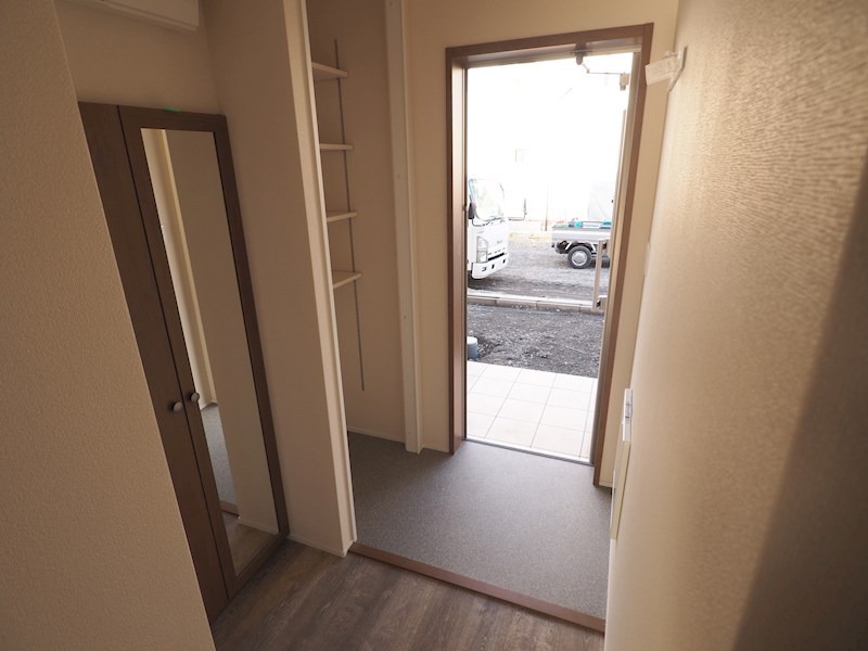 玄関　建築時の写真となります