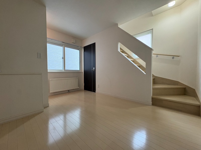 その他部屋・スペース　こちらのお部屋は光が差し込む、温かみのあるお部屋です。