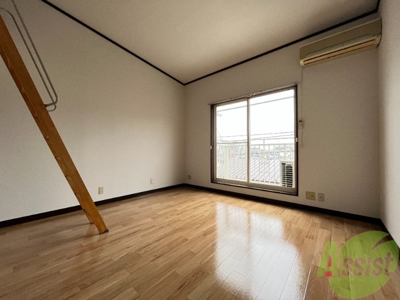 居室・リビング　８帖の洋室です。生活のメインとなる部屋ですね。