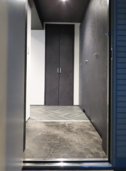 玄関　※別部屋(反転)の参考写真です