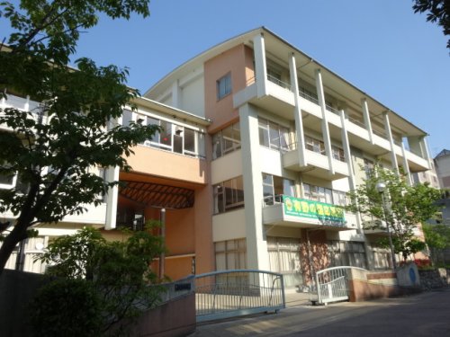 中学校　神戸市立有野北中学校（中学校）まで1078m