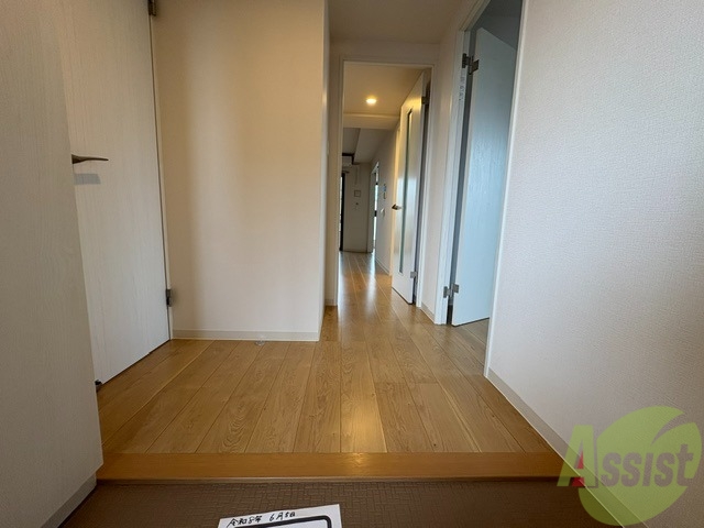玄関　玄関は、段差があまりないので、出入りが楽そうです。