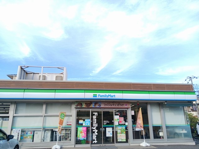 コンビニ　ファミリーマート（コンビニ）まで450m