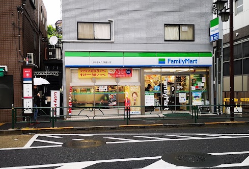 コンビニ　ファミリーマート 北新宿大久保通り店（コンビニ）まで561m