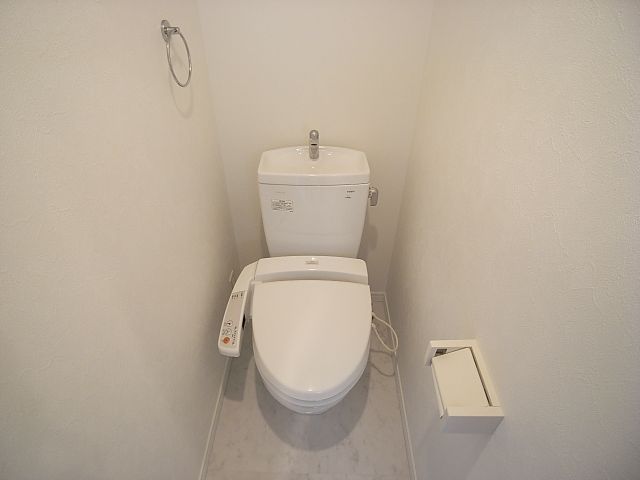 トイレ　トイレ、ウォシュレット完備（写真は別号室のものです）