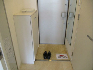 玄関　写真は同マンションの別のお部屋のものです