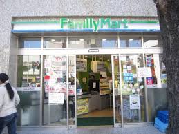 コンビニ　ファミリーマート 神宮前三丁目店（コンビニ）まで486m