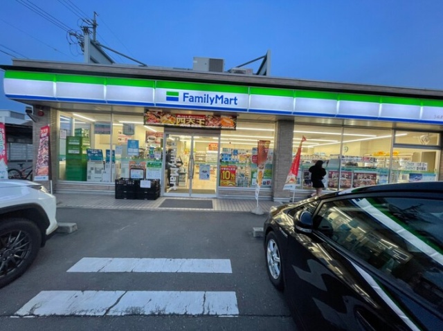 コンビニ　ファミリーマート　うぬま朝日町店（コンビニ）まで600m